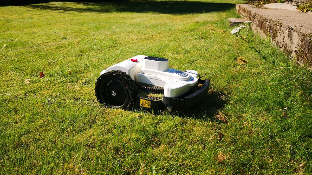 Ambrogio robotgressklipper nylig ferdigmontert og under arbeid med å klippe gress